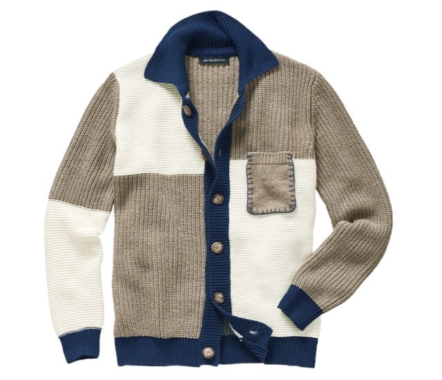 Sachabbildung einer mehrfarbigen Strickjacke in Beige, Weiß und Dunkelblau mit Knopfleiste, Kragen und einer kleinen Brusttasche.