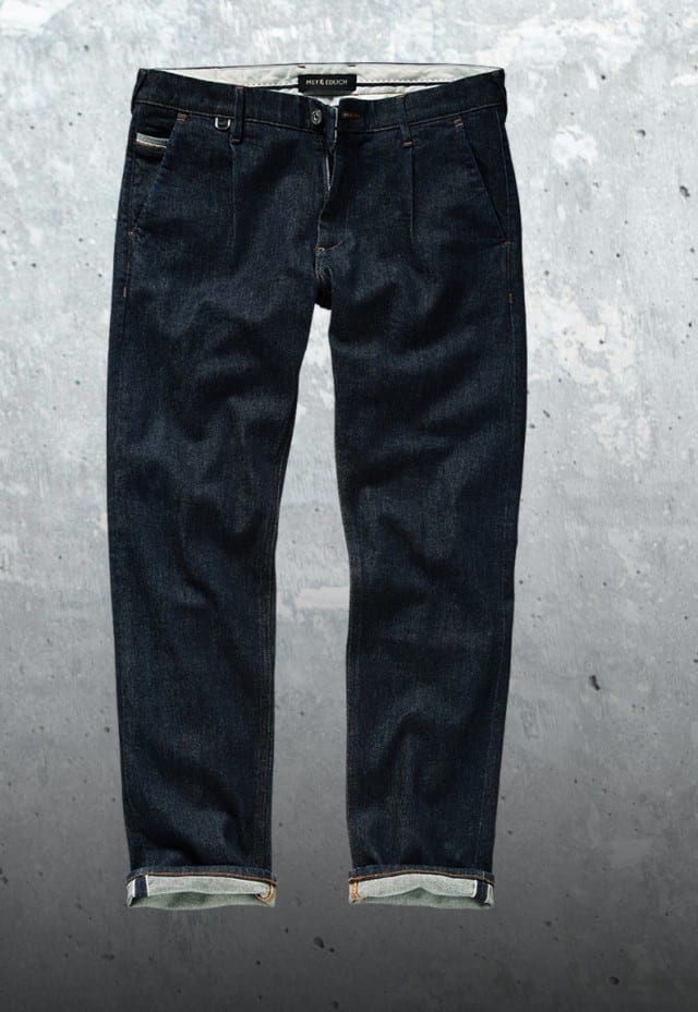 Die Bilder zeigen eine dunkelblaue Denim‑Jeans mit sichtbaren Selvedge‑Details und kontrastfarbenen Nähten.