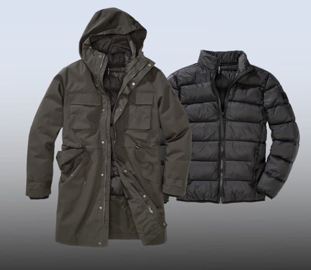Zu sehen sind zwei Jacken: ein langer, olivgrüner Parka mit Kapuze und eine schwarze, gesteppte Steppjacke.