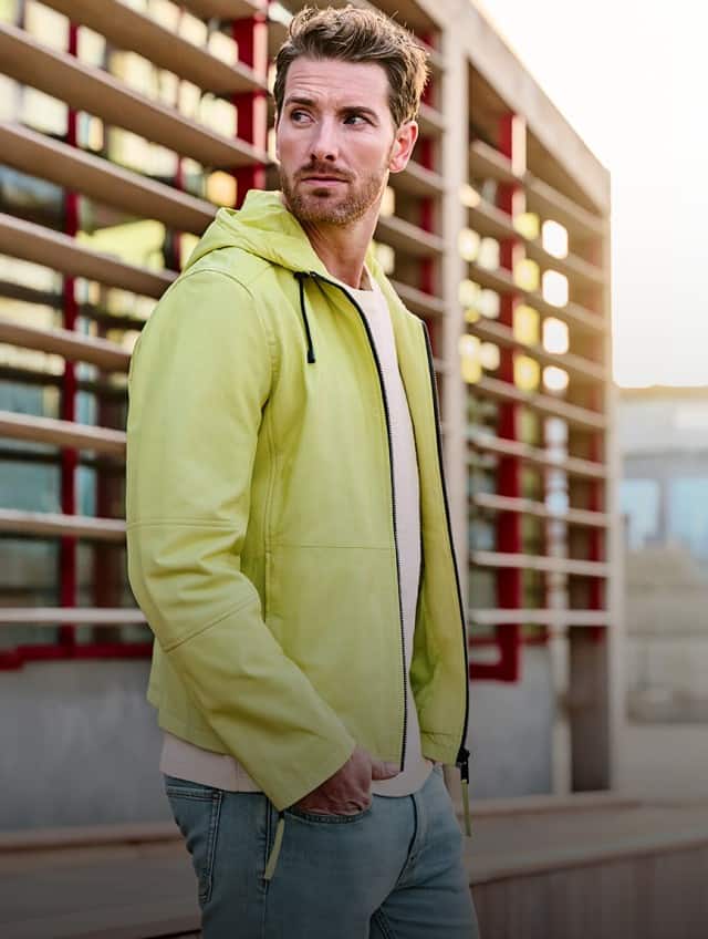 Auf dem Bild ist ein Mann in einer gelben Lederjacke zu sehen der neugierig zur Seite blickt, daneben ist eine Detailaufnahme der Lederjacke zu sehen.