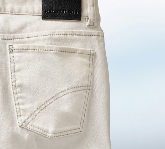 Auf dem Bild ist eine weiße Hose in der Frontansicht zu sehen. Daneben ist eine Detailansicht der Hosentasche zu sehen.