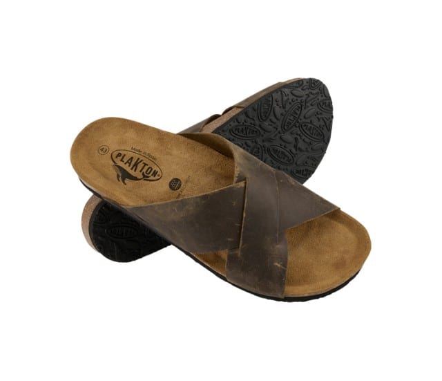 Sachabbildung von einem paar braunen Ledersandalen.