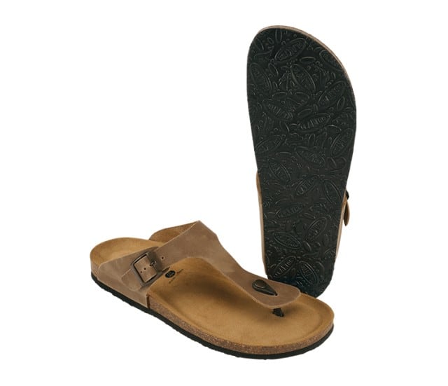 Sachabbildung von einem paar braunen Ledersandalen.