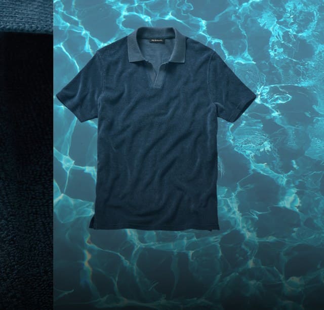Eine Detailaufnahme zeigt den Stoff eines dunkelblauen Poloshirts; daneben wird das Poloshirt vor einem Wasserhintergrund präsentiert.