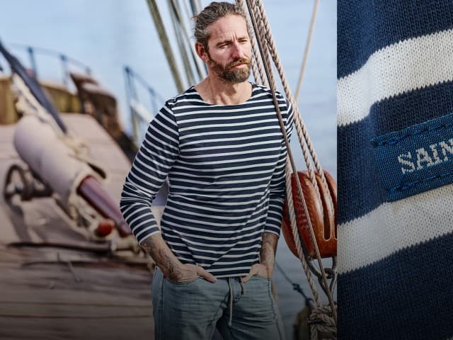 Eine Person trägt ein dunkelblau-weiß gestreiftes Langarmshirt und eine helle Jeans und steht auf einem Segelboot; daneben ist eine Detailaufnahme des gestreiften Stoffes zu sehen.