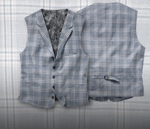 Auf dem Bild ist eine karierte Herrenweste zu sehen, einmal von vorne und einmal von hinten auf einem passenden Stoffhintergrund.