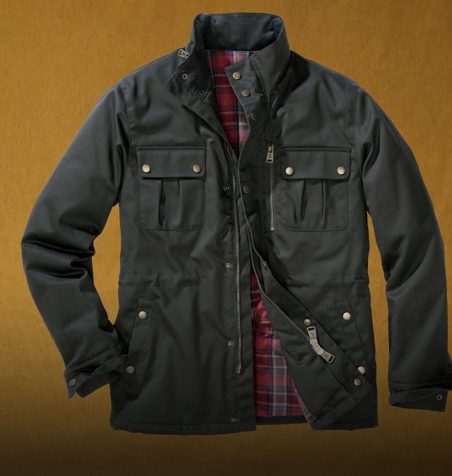 Auf dem Bild ist eine dunkelgraue Jacke mit mehreren Taschen und kariertem Innenfutter vor einem warmen, braunen Hintergrund zu sehen.