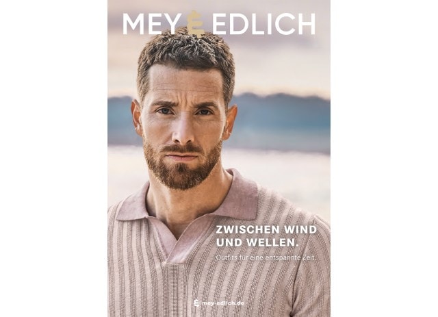 Das Titelbild des Katalogs zeigt einen Mann der frontal in die Kamera blickt und ein Poloshirt in der Farbe altrosa trägt

