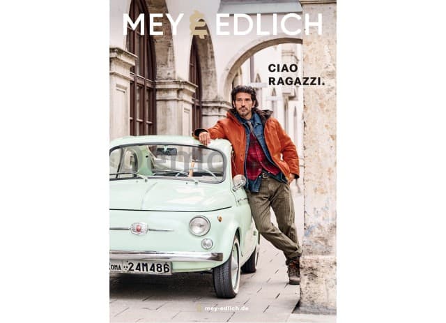 Auf dem Cover ist ein Mann zu sehen der an einem mintgrünen Oldtimer vor historischen Bögen lehnt, während über ihm der Schriftzug „Mey & Edlich“ und daneben „Ciao Ragazzi.“ steht.