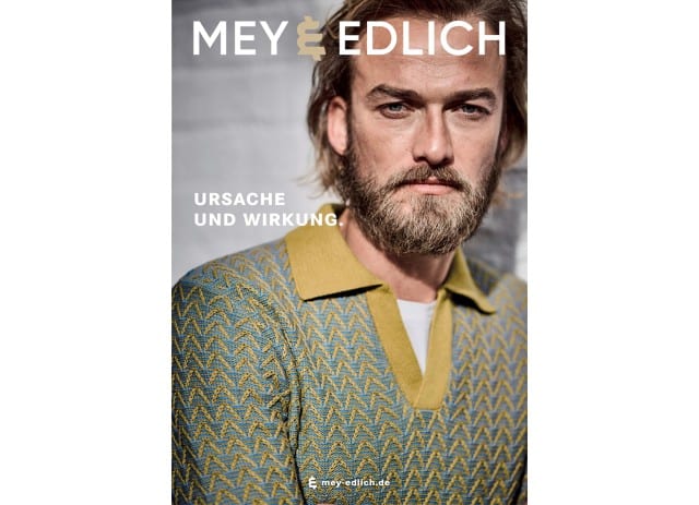 Auf dem Cover de Katalogs wird ein bärtiger Mann im gemusterten Pullover und dem Text „Ursache und Wirkung“ gezeigt