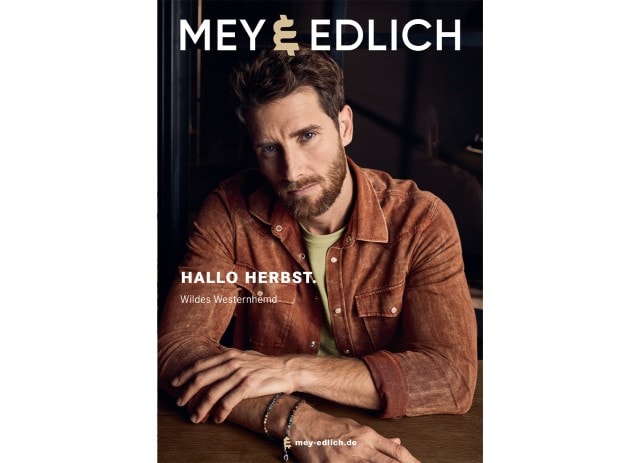 Auf dem Titelbild des Katalogs ist ein Mann in einem braunen Westernhemd zu sehen, der an einem Tisch sitzt und in die Kamera blickt