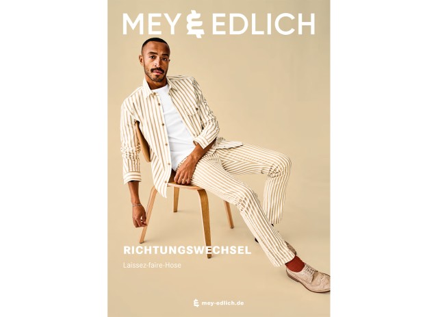 Das Titelbild zeigt einen Mann der mit einem gestreiften Hemd und einer gestreiften Hose entspannt auf einem Stuhl sitzt
