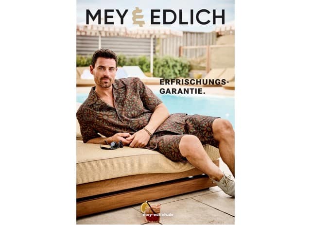 Auf dem Cover zu sehen ist ein Mann, der einen gemustertes Hemd sowie dazu die passende Shorts trägt und entspannt auf einer Liege am Pool liegt.