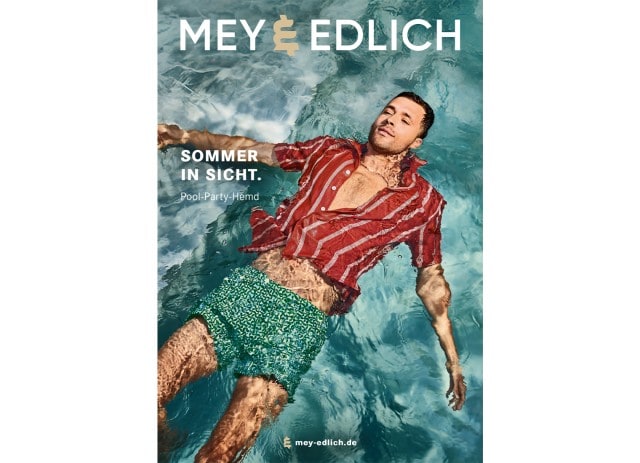 Das Titelbild zeigt einen Mann in gestreiftem Hemd und Badeshorts der auf dem Rücken im Wasser liegt