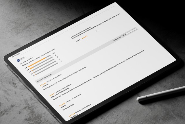 Tablet mit Fokus auf Ausschnitt mit Bewertungen