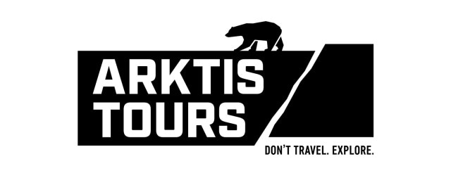 Das Bild zeigt ein Logo mit schwarzem Eisbär-Silhouettenmotiv und der Aufschrift „ARKTIS TOURS“ sowie dem Slogan „DON’T TRAVEL. EXPLORE.“.