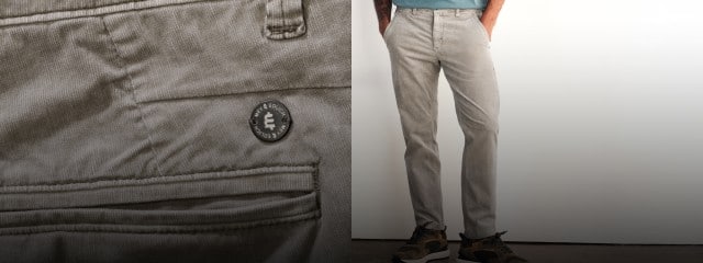 Türkisfarbenes Oberteil mit hellgrauer Cordhose und sportlichen Sneakern. Lässiger, zeitgemäßer Freizeitstil.