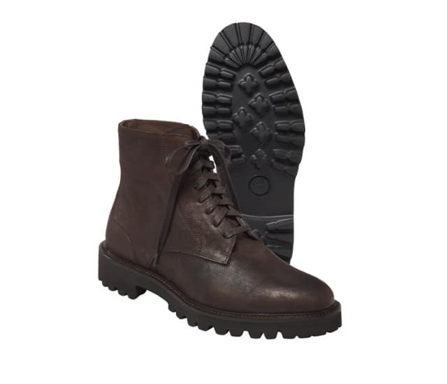 Ein brauner Lederstiefel mit Schnürung und profilierter Gummisohle ist abgebildet, wobei einer der Schuhe die Sohle zeigt.