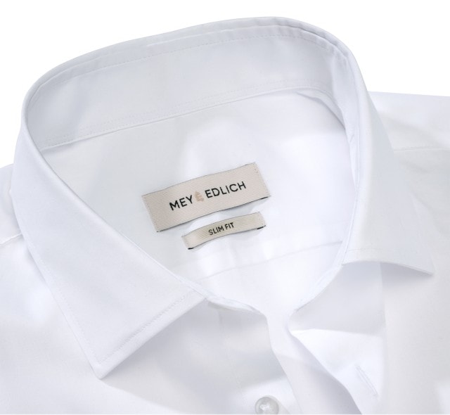 Detailaufnahme eines weißen Hemdkragens in Slim Fit.
