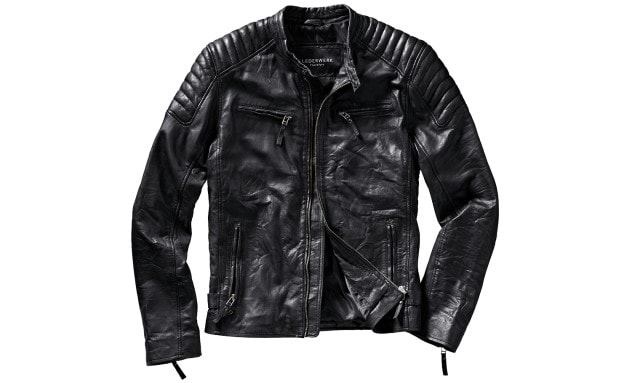 Schwarze Lederjacke auf weißem Hintergrund