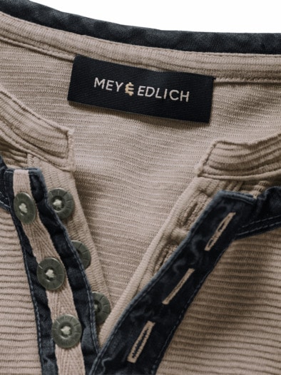 Strukturiertes Henley grunge