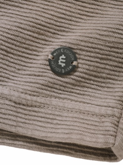 Strukturiertes Henley grunge
