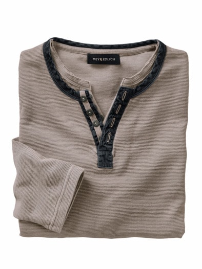 Strukturiertes Henley grunge