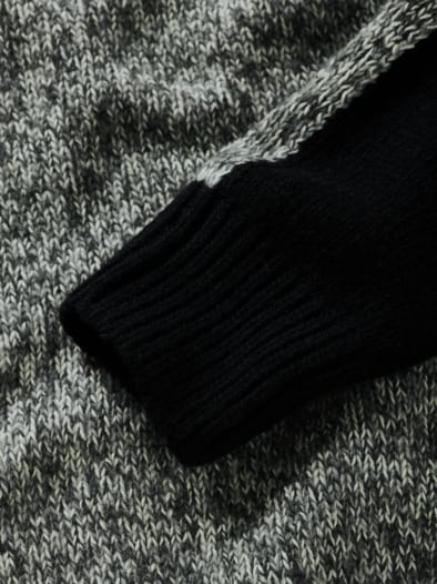 Narrativ-Pullover schwarzweiß