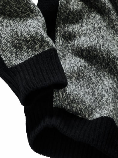 Narrativ-Pullover schwarzweiß