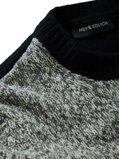 Narrativ-Pullover schwarzweiß
