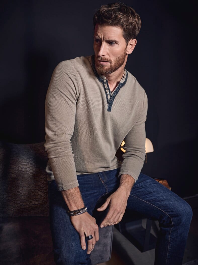 Strukturiertes Henley grunge