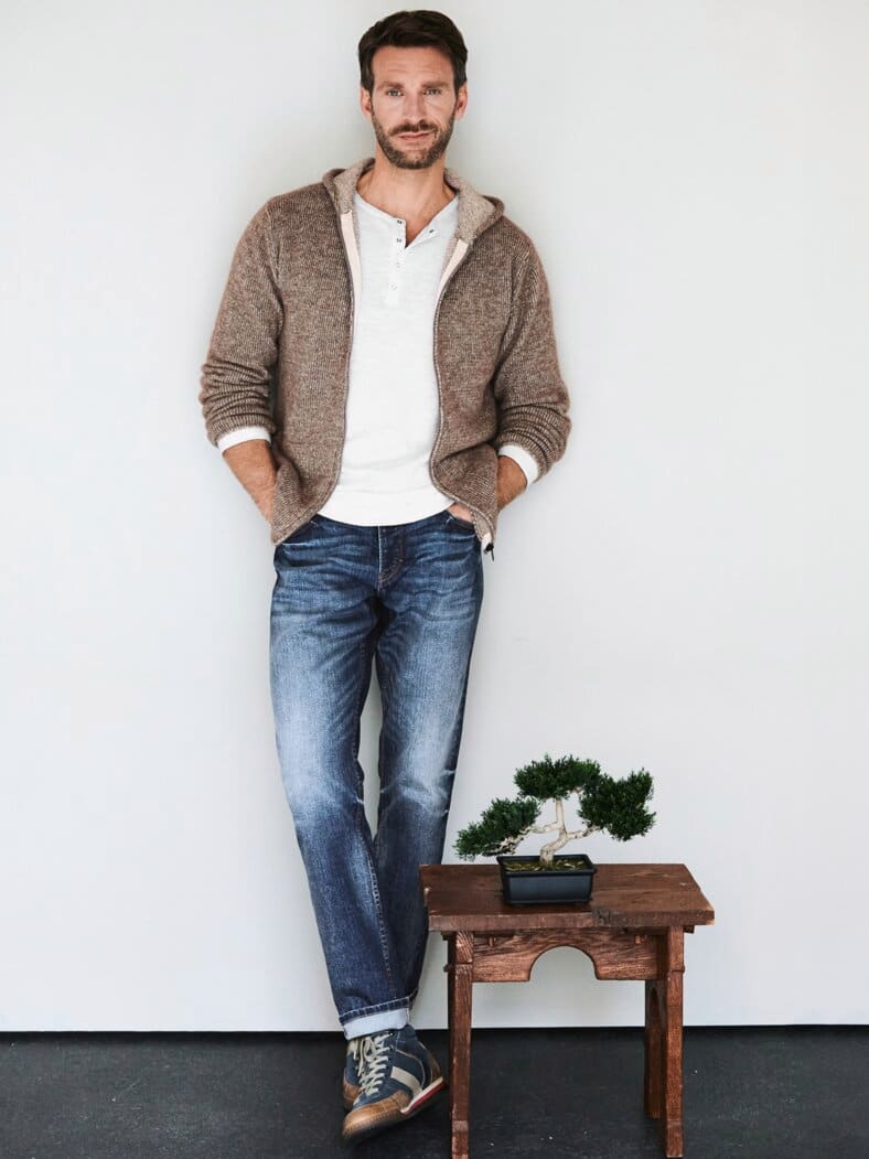 Kompatible Strickjacke nussbraun