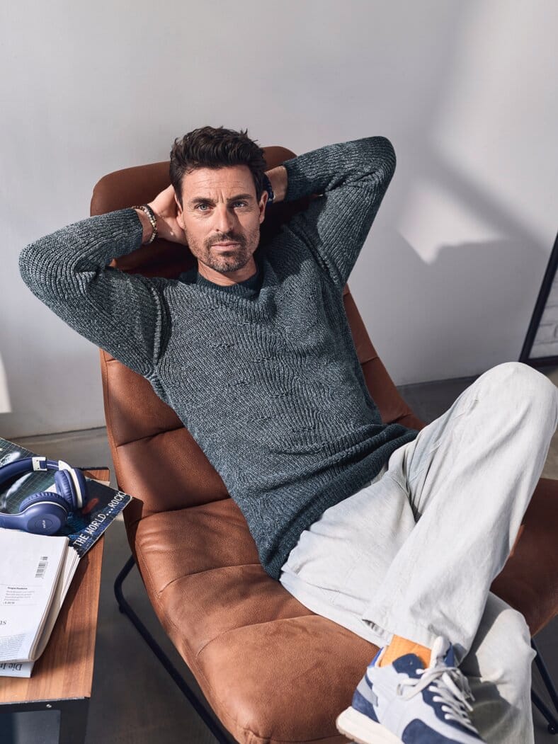 Segmentbogen-Pullover indigo