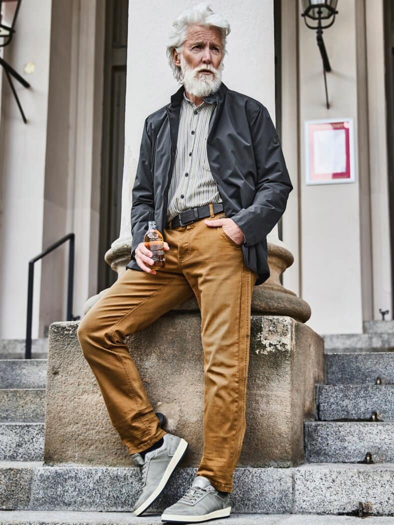 Die etwas andere Jeans camel