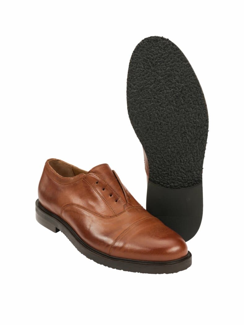 Selbstbewusster Oxford cognac