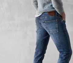 Rückansicht von einem Mann der eine Jeans trägt