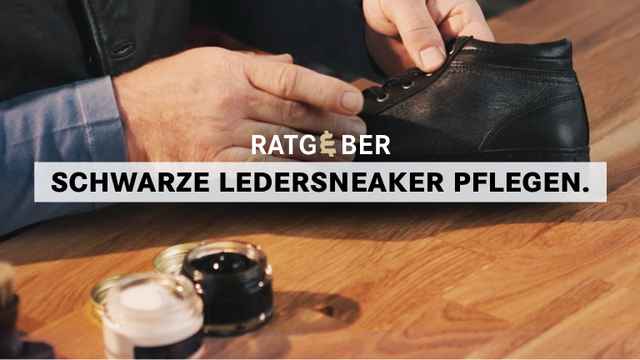 Person pflegt schwarze Ledersneaker mit Schuhcreme, Tisch im Hintergrund. Text: "Ratgeber Schwarze Ledersneaker pflegen."
