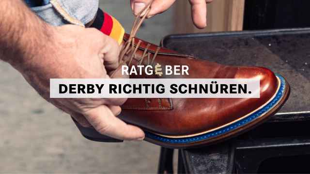 Person schnürt braunen Lederschuh, Text: "Ratgeber: Derby richtig schnüren."