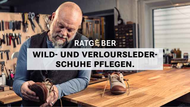 Ein Mann bearbeitet Schuhe in einer Werkstatt. Text: "Ratgeber: Wild- und Velourslederschuhe pflegen."