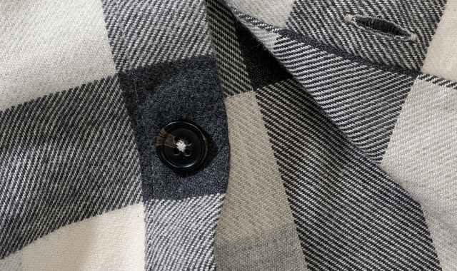 Detailaufnahme eines Hemds aus Flanell.