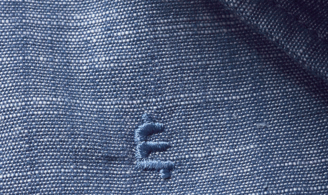 Detailaufnahme eines Hemds aus Chambray.
