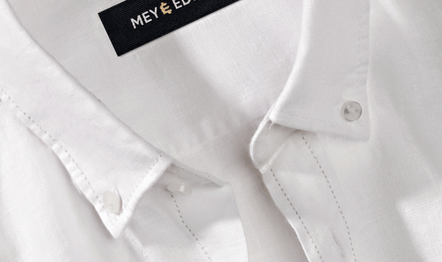 Detailaufnahme eines Button-down-Kragens.