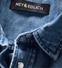 Blaues Hemd mit sichtbarem "Mey & Edlich"-Etikett.