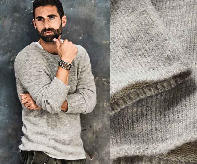 Ein Mann trägt einen hellgrauen Strickpullover und posiert vor einer dunklen Wand, während rechts eine Nahaufnahme der Pulloverstruktur zu sehen ist.