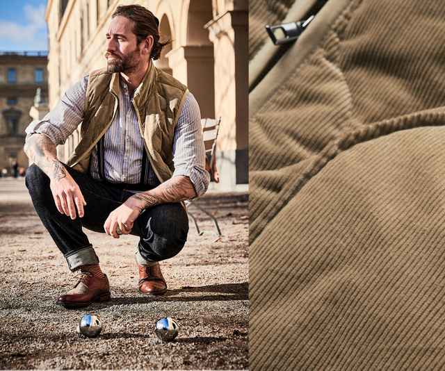 Ein lässig-elegantes Outfit aus Cordweste, gestreiftem Hemd, Hosenträgern, dunklen Jeans und Leder-Brogues, perfekt für einen stilvollen, entspannten Tag im Freien.