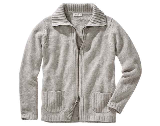 Auf dem Bild ist eine hellgraue Strickjacke mit Reißverschluss, Rippenkragen sowie zwei aufgesetzten, gerippten Taschen zu sehen.