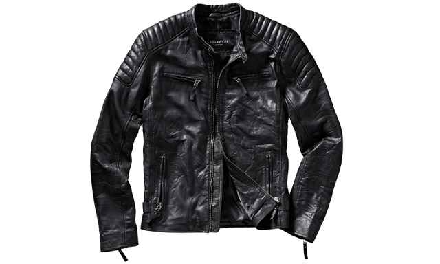 Schwarze Lederjacke auf weißem Hintergrund