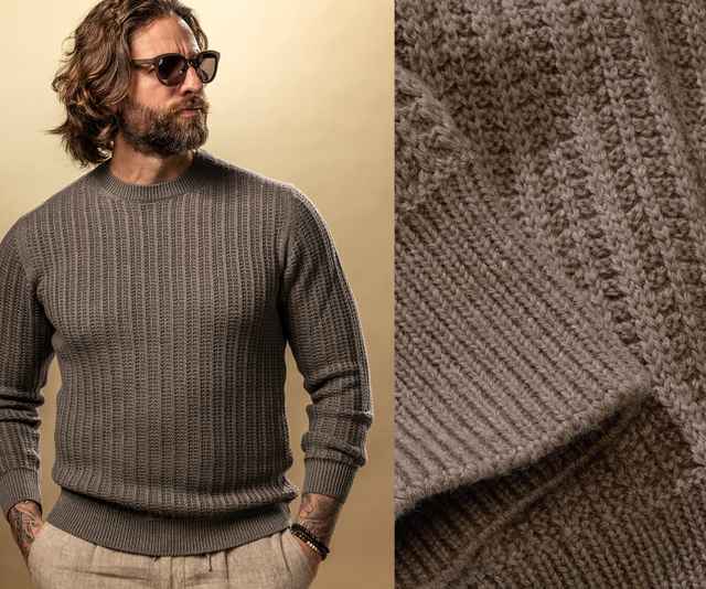 Auf dem Bild ist ein Mann zu sehen, der einen braunen, grob gestrickten Pullover mit rundem Halsausschnitt trägt; daneben ist eine Detailaufnahme des Strickmusters des Pullovers abgebildet.
