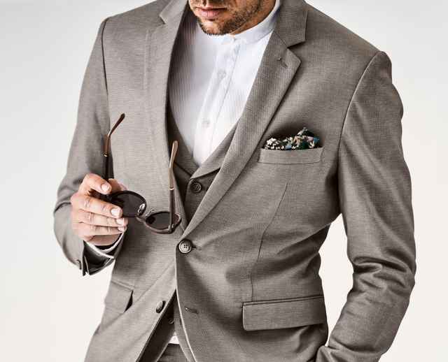 Schönes Einstecktuch perfekt zum Outfit.