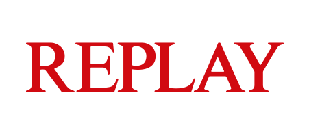 Roter Schriftzug "REPLAY" vor weißem Hintergrund.